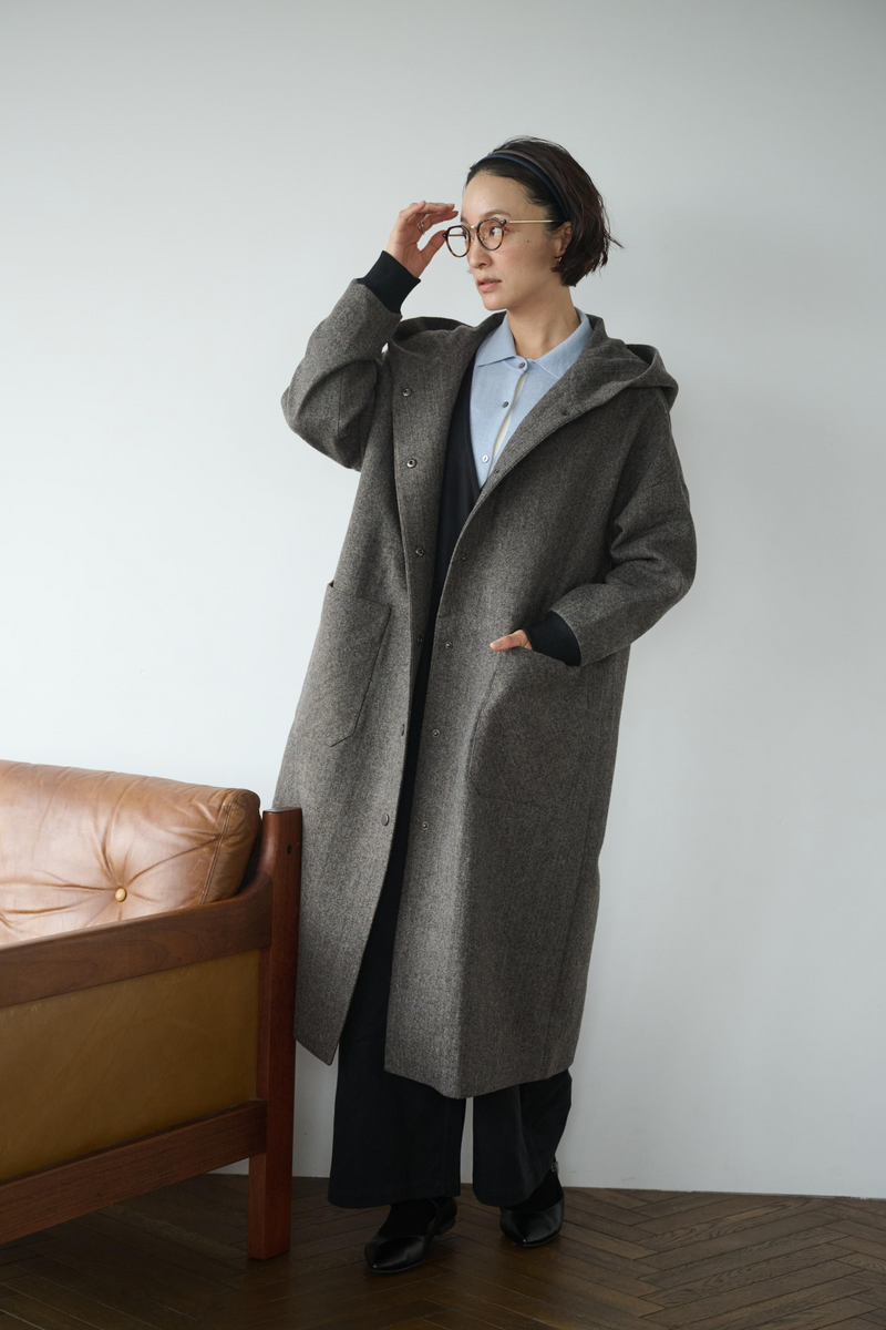 連帽羊毛大衣，休閒又時尚。