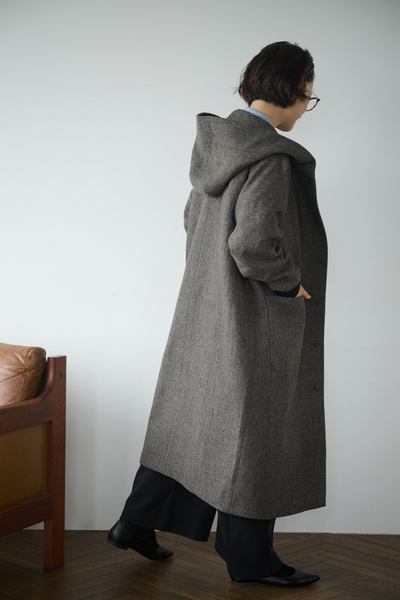連帽羊毛大衣，休閒又時尚。