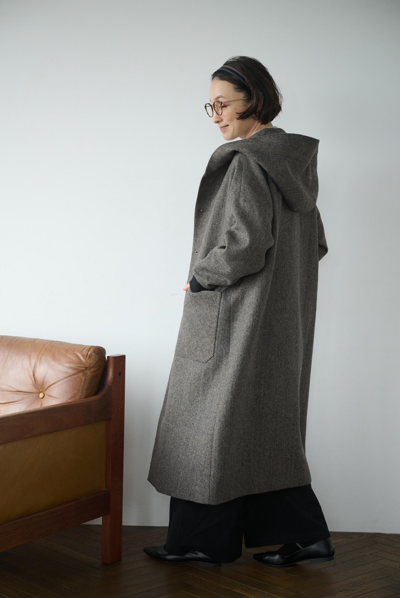 連帽羊毛大衣，休閒又時尚。