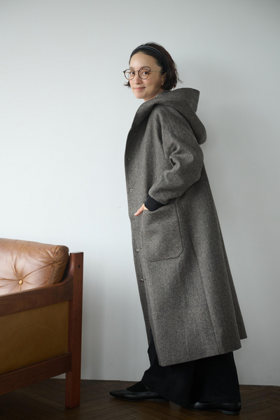 連帽羊毛大衣，休閒又時尚。