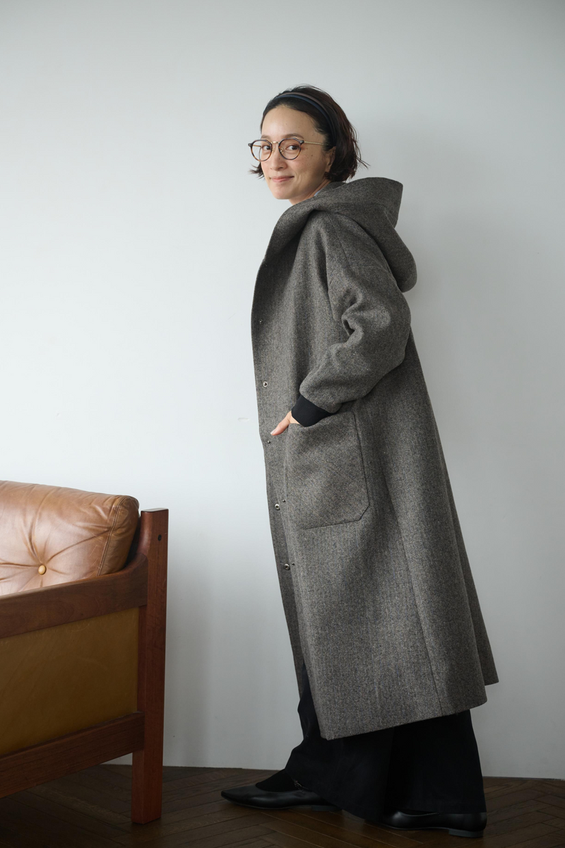 連帽羊毛大衣，休閒又時尚。