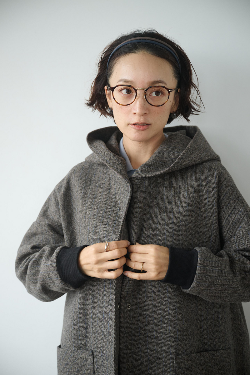 連帽羊毛大衣，休閒又時尚。