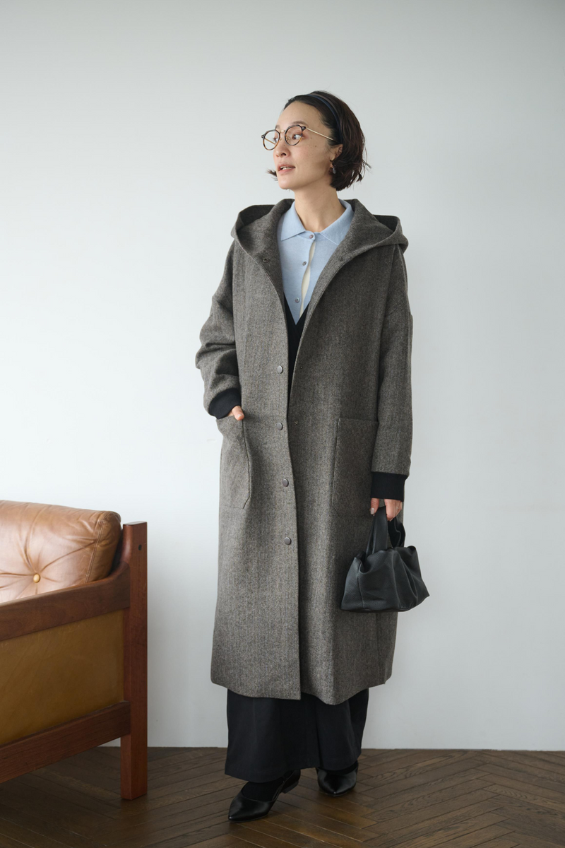 連帽羊毛大衣，休閒又時尚。