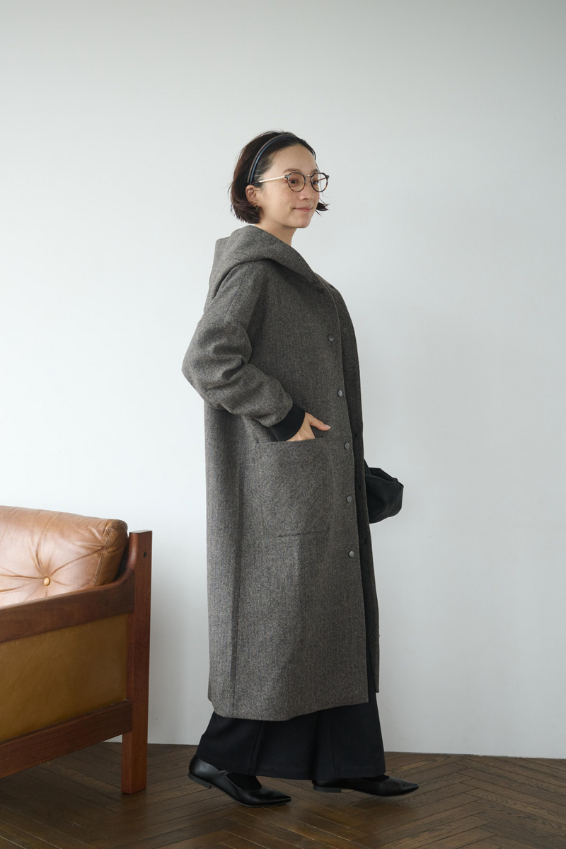 連帽羊毛大衣，休閒又時尚。