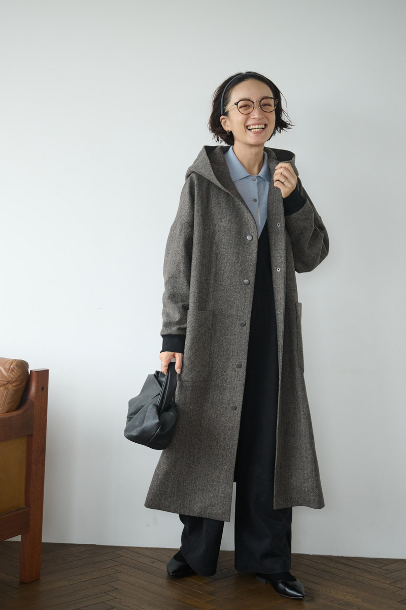 連帽羊毛大衣，休閒又時尚。