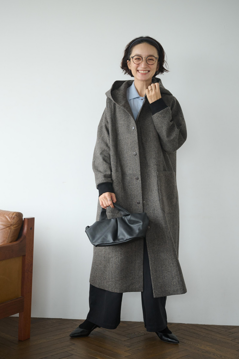 連帽羊毛大衣，休閒又時尚。