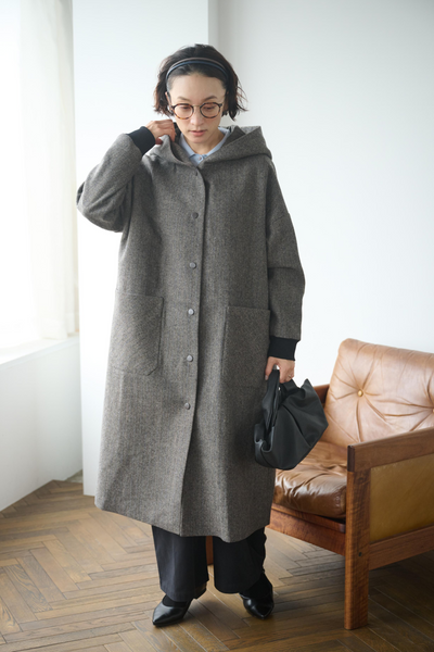 連帽羊毛大衣，休閒又時尚。