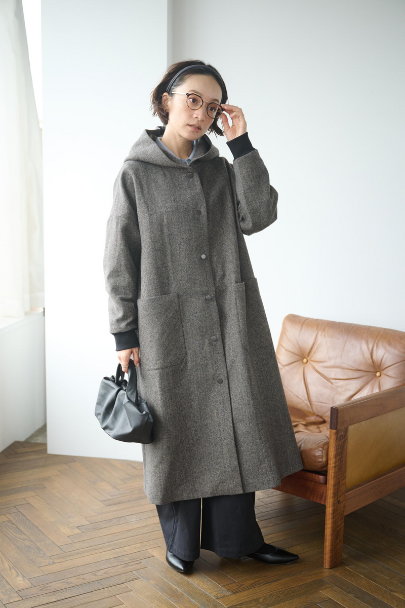 連帽羊毛大衣，休閒又時尚。
