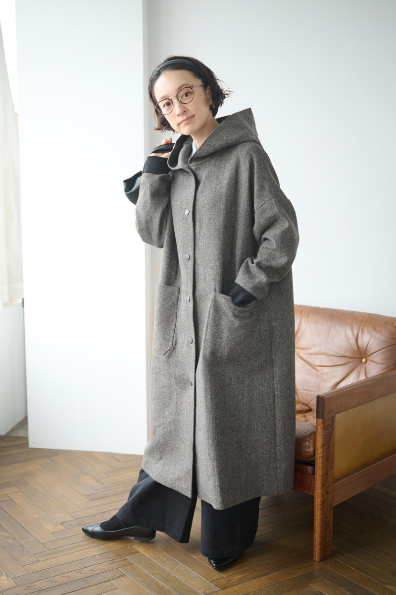 連帽羊毛大衣，休閒又時尚。