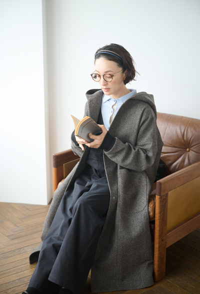 連帽羊毛大衣，休閒又時尚。