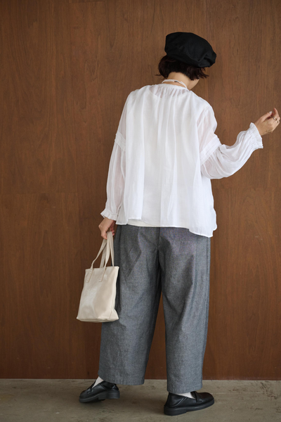 幅広いシーンで活躍可能麻のブラウス　ラミーブラウス　レース切替　250217-1