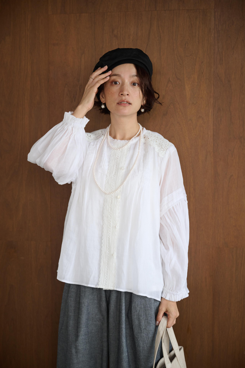 幅広いシーンで活躍可能麻のブラウス　ラミーブラウス　レース切替　250217-1