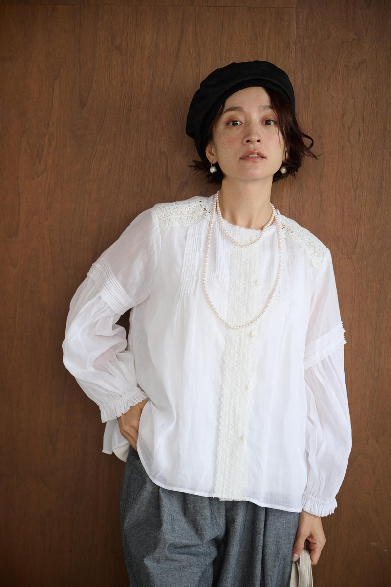 幅広いシーンで活躍可能麻のブラウス　ラミーブラウス　レース切替　250217-1