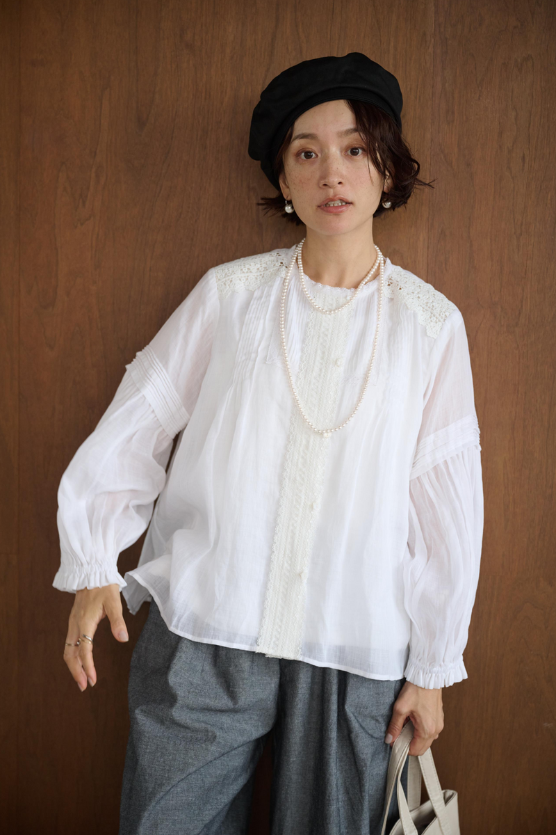 幅広いシーンで活躍可能麻のブラウス　ラミーブラウス　レース切替　250217-1