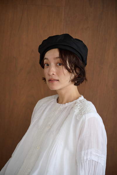 幅広いシーンで活躍可能麻のブラウス　ラミーブラウス　レース切替　250217-1