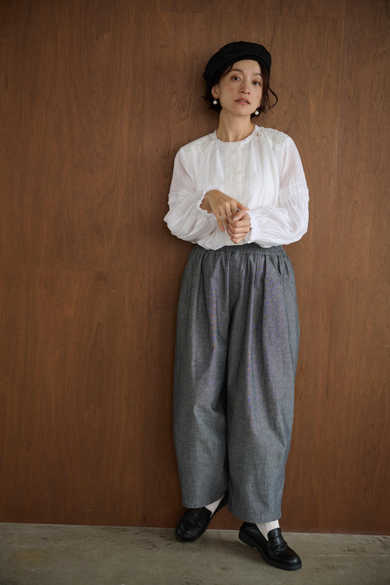 幅広いシーンで活躍可能麻のブラウス　ラミーブラウス　レース切替　250217-1