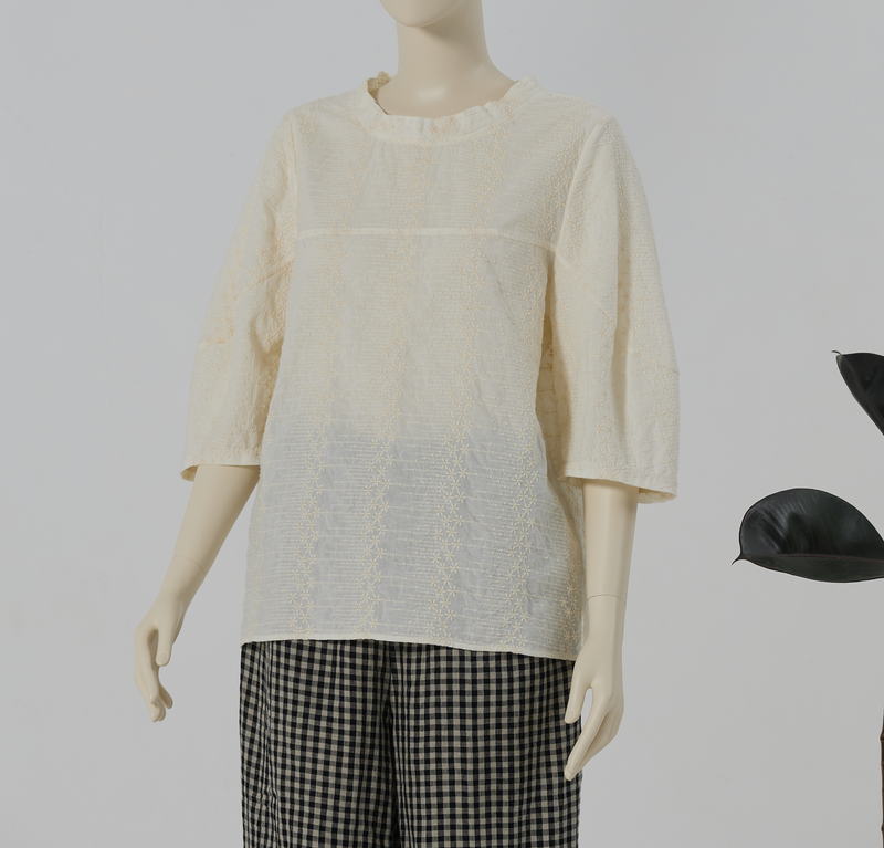 シンプルながら立体感が魅力！ 刺繍入り7分袖トップス コットン　ベージュ　250308-1