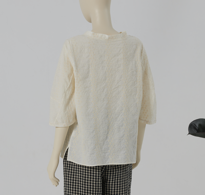 シンプルながら立体感が魅力！ 刺繍入り7分袖トップス コットン　ベージュ　250308-1