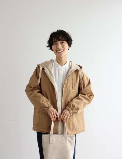 季節を問わず長く愛用いただけるリバーシブル ワークジャケット ライトベージュ／キャメル 250403-1