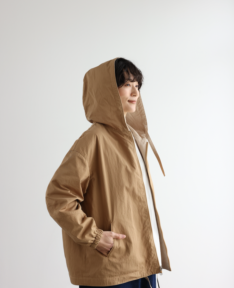 季節を問わず長く愛用いただけるリバーシブル ワークジャケット ライトベージュ／キャメル 250403-1