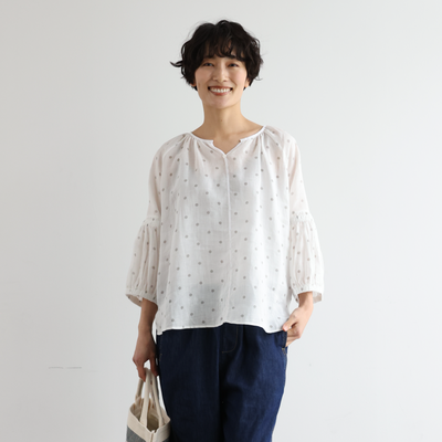 上品な抜け感と大人かわいいシルエット オリジナルドットプリントの麻ブラウス 250404-1