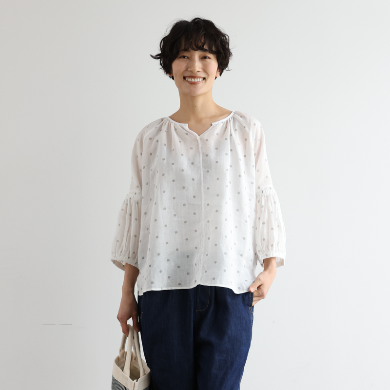上品な抜け感と大人かわいいシルエット オリジナルドットプリントの麻ブラウス 250404-1