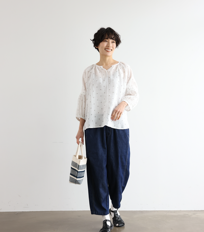 上品な抜け感と大人かわいいシルエット オリジナルドットプリントの麻ブラウス 250404-1