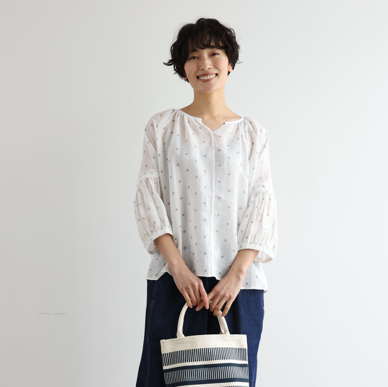 上品な抜け感と大人かわいいシルエット オリジナルドットプリントの麻ブラウス 250404-1