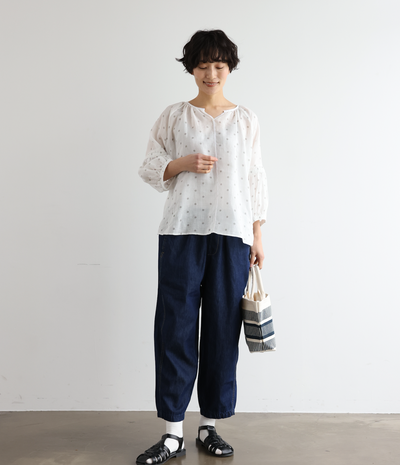 上品な抜け感と大人かわいいシルエット オリジナルドットプリントの麻ブラウス 250404-1