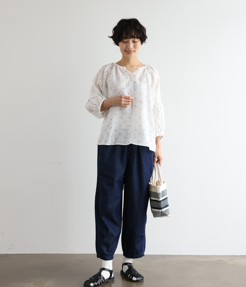 上品な抜け感と大人かわいいシルエット オリジナルドットプリントの麻ブラウス 250404-1