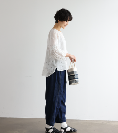 上品な抜け感と大人かわいいシルエット オリジナルドットプリントの麻ブラウス 250404-1