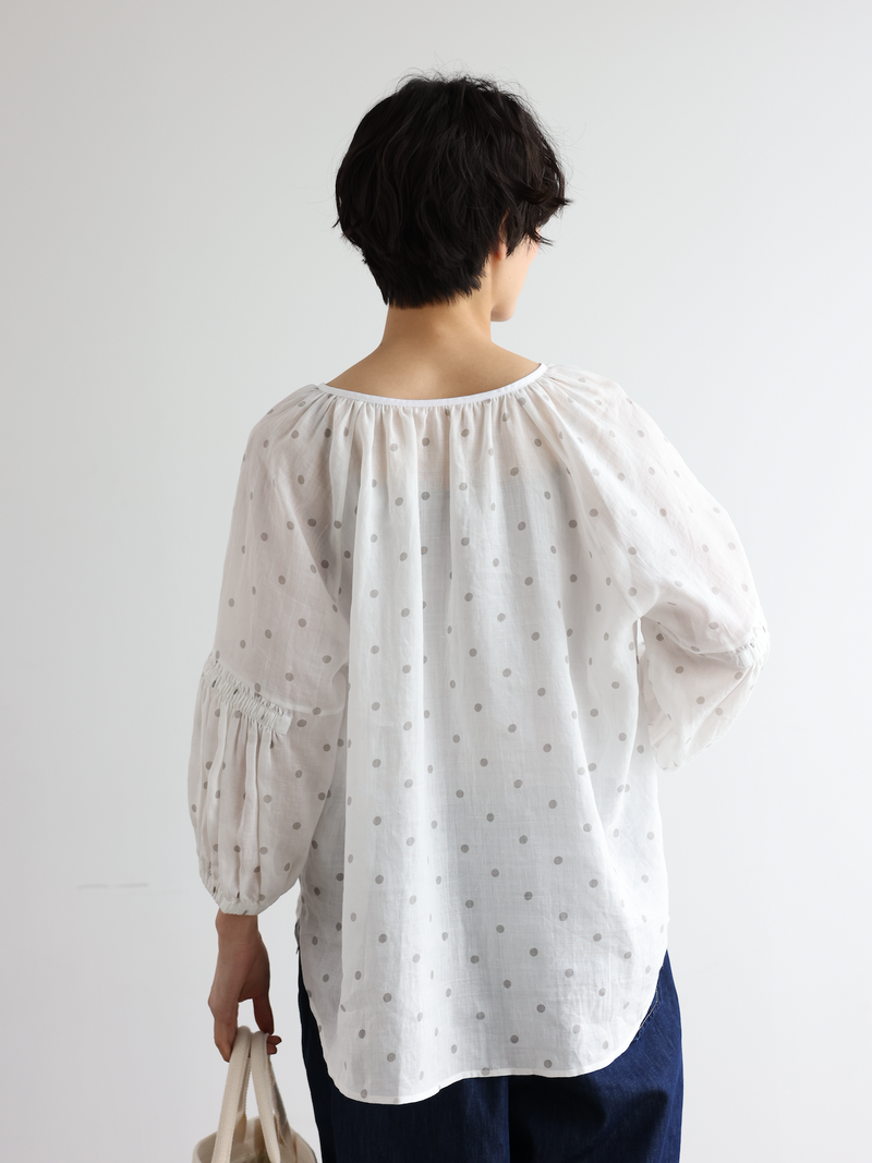上品な抜け感と大人かわいいシルエット オリジナルドットプリントの麻ブラウス 250404-1