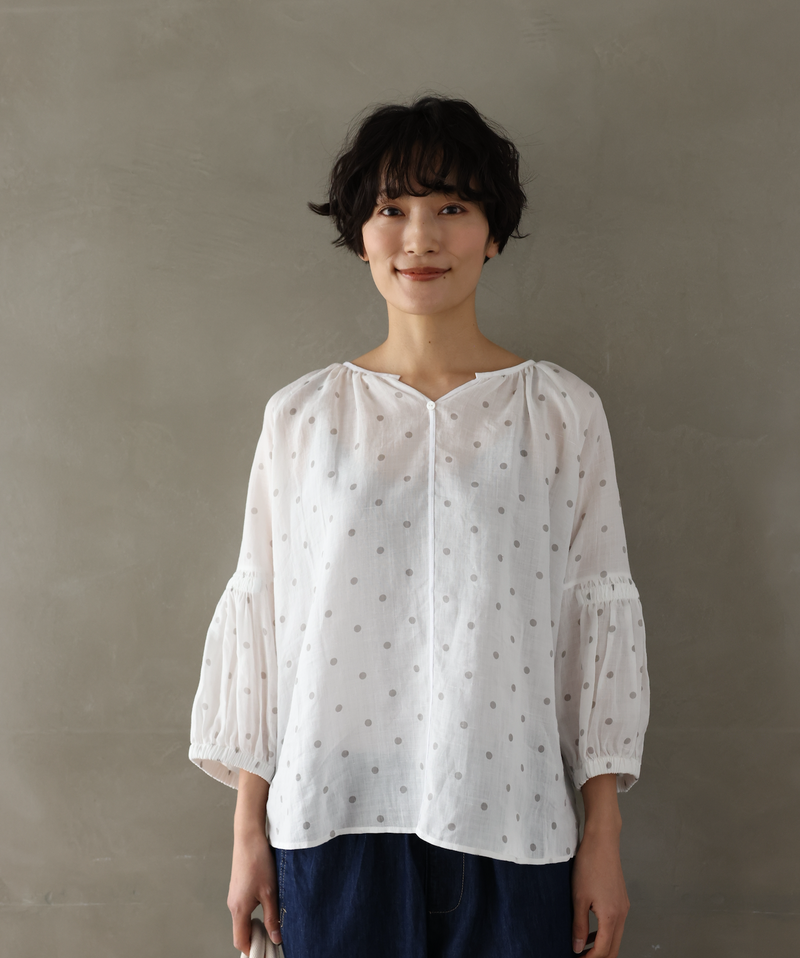 上品な抜け感と大人かわいいシルエット オリジナルドットプリントの麻ブラウス 250404-1