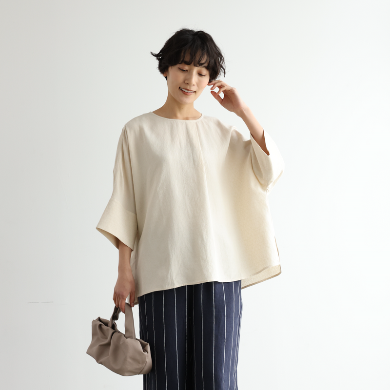 Comfortable yet somehow special, this 3/4-sleeve blouse is made of Tencel-blend jacquard fabric (250406-1). 
