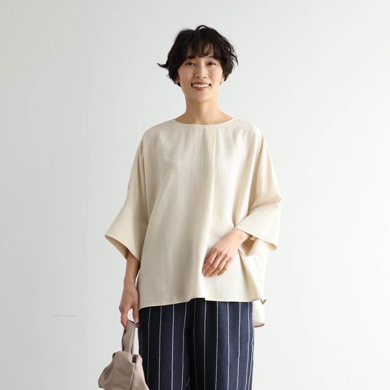 Comfortable yet somehow special, this 3/4-sleeve blouse is made of Tencel-blend jacquard fabric (250406-1). 
