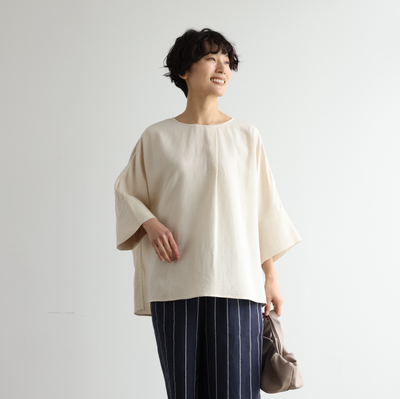 Comfortable yet somehow special, this 3/4-sleeve blouse is made of Tencel-blend jacquard fabric (250406-1). 