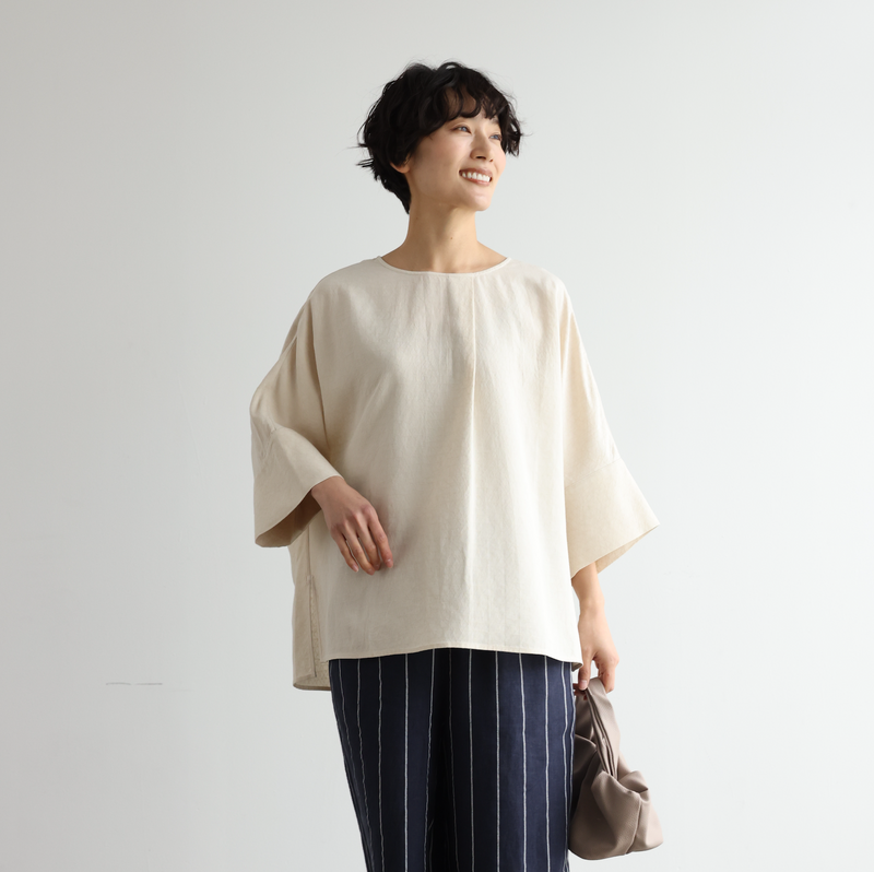 Comfortable yet somehow special, this 3/4-sleeve blouse is made of Tencel-blend jacquard fabric (250406-1). 