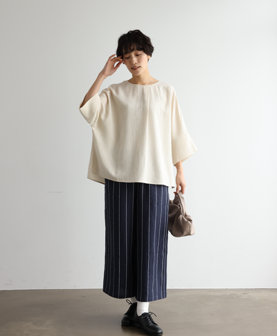 Comfortable yet somehow special, this 3/4-sleeve blouse is made of Tencel-blend jacquard fabric (250406-1). 