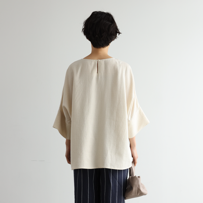 Comfortable yet somehow special, this 3/4-sleeve blouse is made of Tencel-blend jacquard fabric (250406-1). 