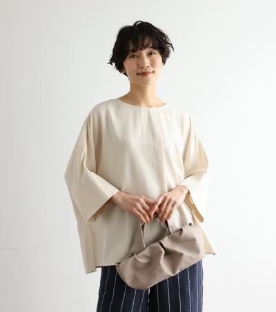 Comfortable yet somehow special, this 3/4-sleeve blouse is made of Tencel-blend jacquard fabric (250406-1). 