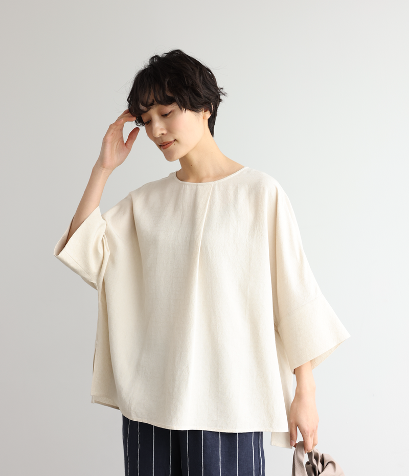 Comfortable yet somehow special, this 3/4-sleeve blouse is made of Tencel-blend jacquard fabric (250406-1). 