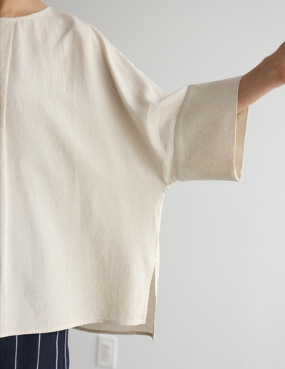 Comfortable yet somehow special, this 3/4-sleeve blouse is made of Tencel-blend jacquard fabric (250406-1). 