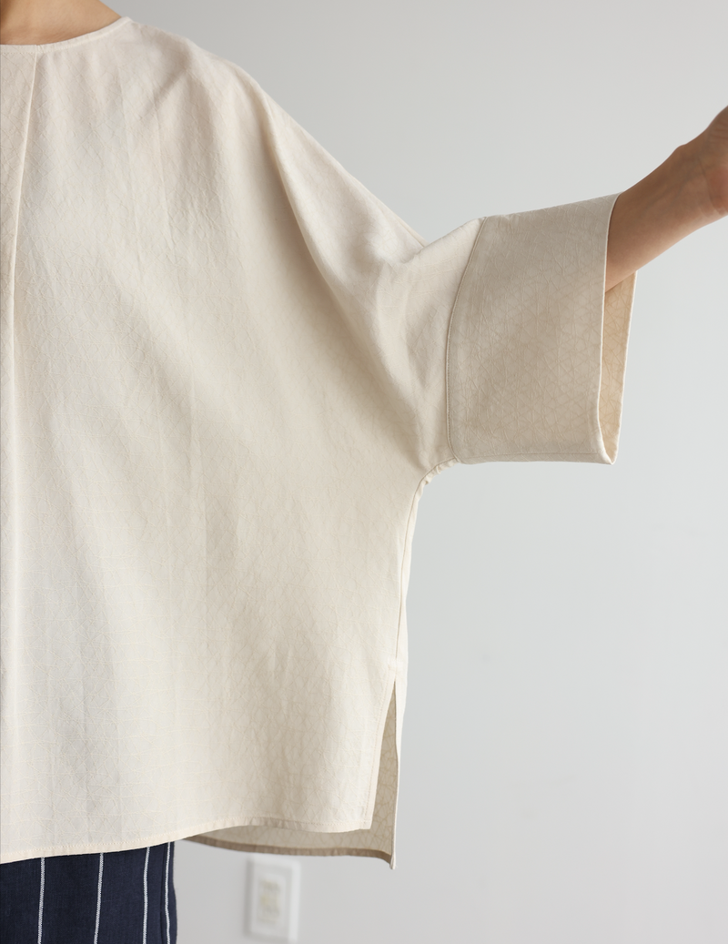 Comfortable yet somehow special, this 3/4-sleeve blouse is made of Tencel-blend jacquard fabric (250406-1). 