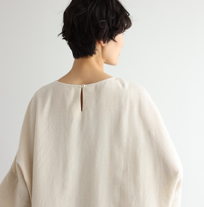 Comfortable yet somehow special, this 3/4-sleeve blouse is made of Tencel-blend jacquard fabric (250406-1). 