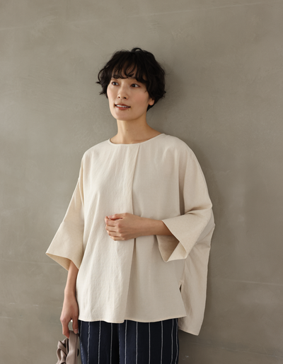 Comfortable yet somehow special, this 3/4-sleeve blouse is made of Tencel-blend jacquard fabric (250406-1). 