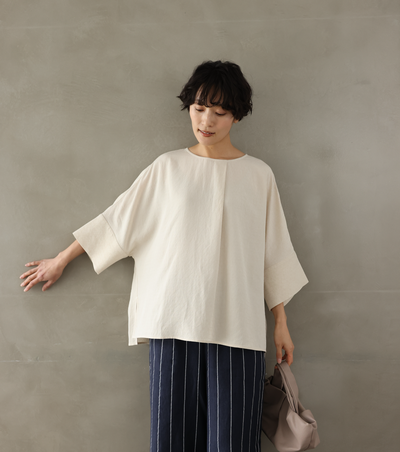 Comfortable yet somehow special, this 3/4-sleeve blouse is made of Tencel-blend jacquard fabric (250406-1). 