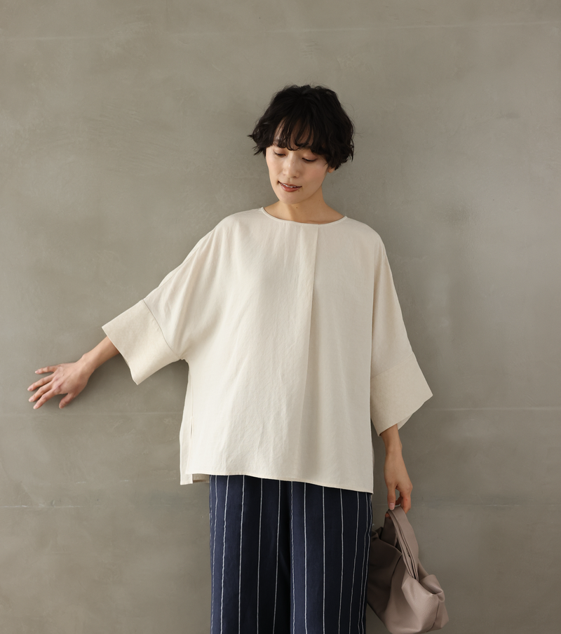 Comfortable yet somehow special, this 3/4-sleeve blouse is made of Tencel-blend jacquard fabric (250406-1). 