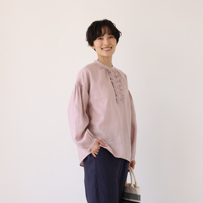 フロントフリルが可愛い フランチリネン100％　シャツブラウス 250913