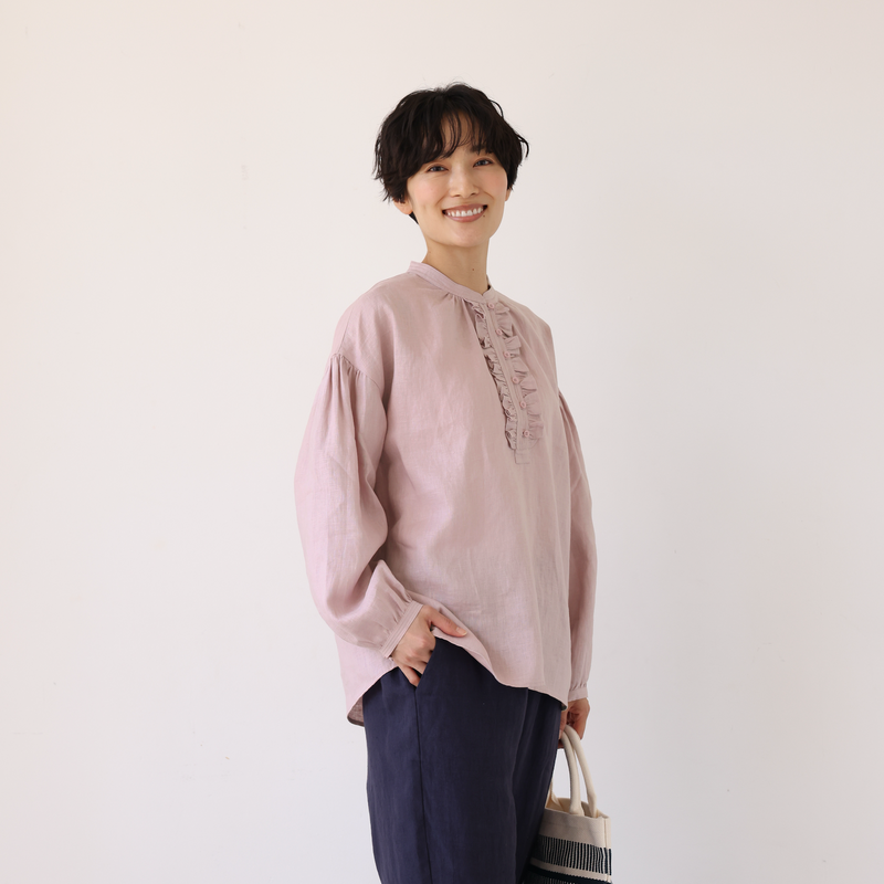 フロントフリルが可愛い フランチリネン100％　シャツブラウス 250913