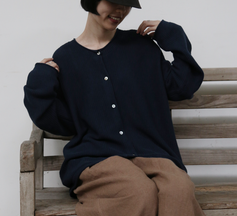 季節の移り変わりに寄り添う　コットン100％カーディガン　ニット　紺色 250917-2